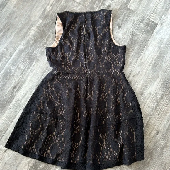 BCBG LACE - Picture 7 of 10